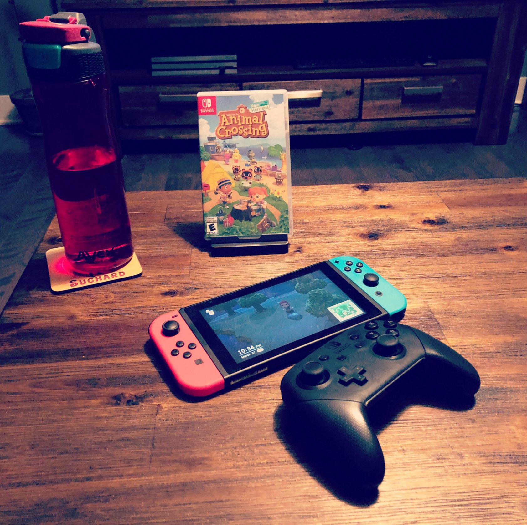 Swith, Animal Crossing New Horizon et manette pro sur une tableau à cagé