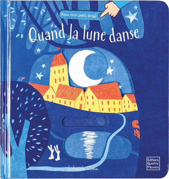Couverture du livre « Quand la lune danse » : un croissant de lune en arrière plan, un village au plan du milieu et une ombre de forêt en avant plan.